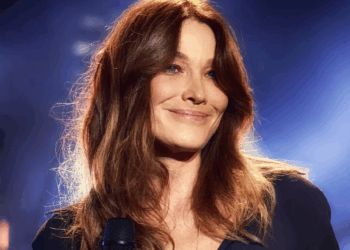 «J’ai arrêté de prendre du poids, enfin j’ai arrêté de manger» : en pleine ménopause, Carla Bruni a supprimé tous les repas sauf le dîner