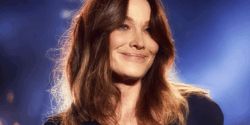 «J'ai arrêté de prendre du poids, enfin j'ai arrêté de manger» : en pleine ménopause, Carla Bruni a supprimé tous les repas sauf le dîner 12 «J'ai arrêté de prendre du poids, enfin j'ai arrêté de manger» : en pleine ménopause, Carla Bruni a supprimé tous les repas sauf le dîner «J’ai arrêté de prendre du poids, enfin j’ai arrêté de manger» : en pleine ménopause, Carla Bruni a supprimé tous les repas sauf le dîner