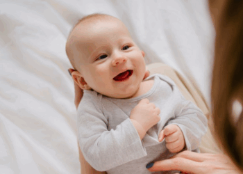 Monsieur et Madame Clette choisissent un prénom pour leur fille sans se douter du jeu de mot hilarant que tout le monde entend