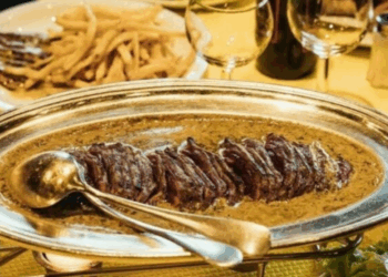 Le restaurant L’Entrecôte, célèbre pour sa « sauce secrète », épinglé pour avoir menti à ses clients pendant des années