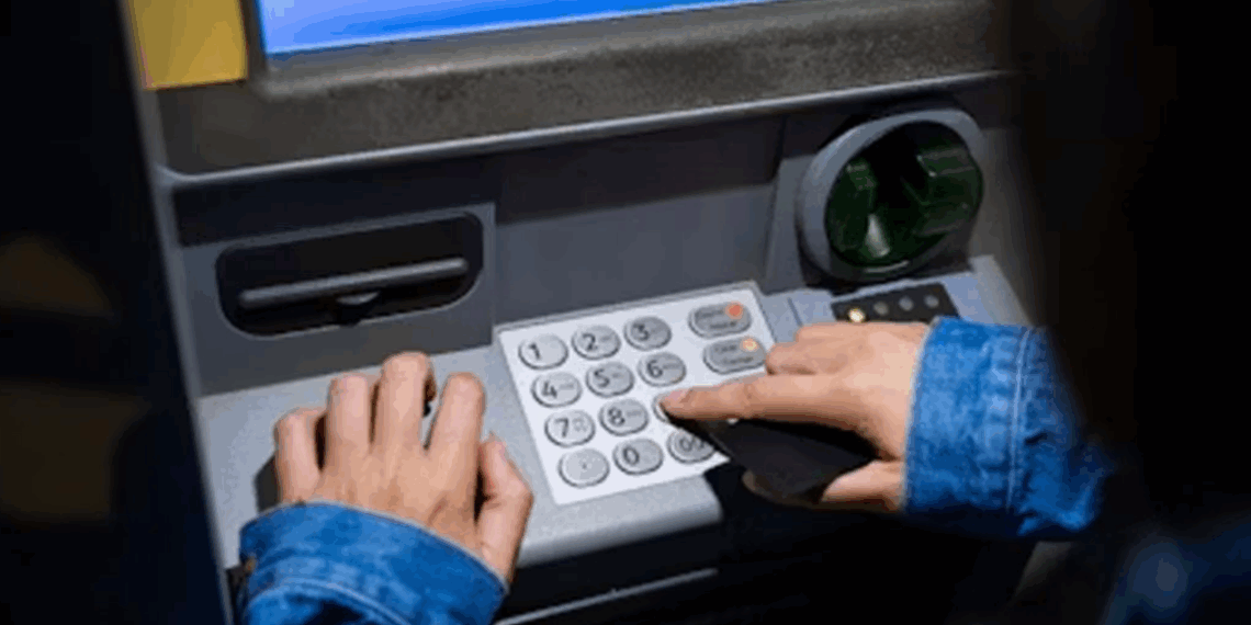«Limiter les frais bancaires injustes» : la proposition de loi du RN provoque l’ire des banques françaises 3 «Limiter les frais bancaires injustes» : la proposition de loi du RN provoque l’ire des banques françaises «Limiter les frais bancaires injustes» : la proposition de loi du RN provoque l’ire des banques françaises
