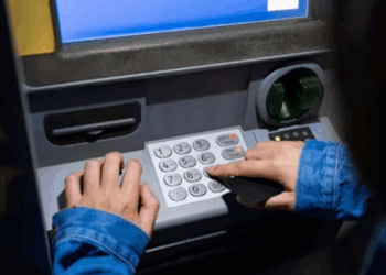 «Limiter les frais bancaires injustes» : la proposition de loi du RN provoque l’ire des banques françaises