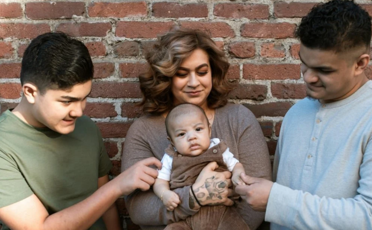 Nous sommes une famille polyamoureuse avec 4 parents et 4 enfants : je n’ai aucune idée de l'identité du père de mon plus jeune fils et c'est ok 2 Nous sommes une famille polyamoureuse avec 4 parents et 4 enfants : je n’ai aucune idée de l'identité du père de mon plus jeune fils et c'est ok Capture decran 2025 10 27 202445