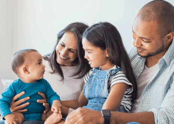 Nous sommes une famille polyamoureuse avec 4 parents et 4 enfants : je n’ai aucune idée de l’identité du père de mon plus jeune fils et c’est ok