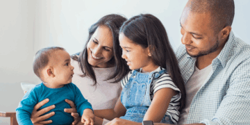 Nous sommes une famille polyamoureuse avec 4 parents et 4 enfants : je n’ai aucune idée de l’identité du père de mon plus jeune fils et c’est ok