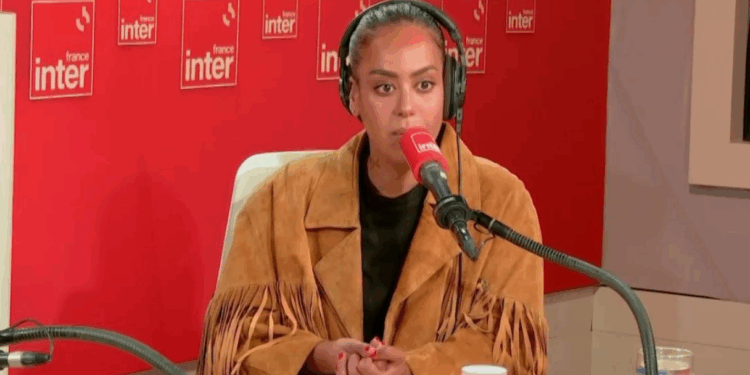 Amel Bent interpelle Marine en direct : Le commentaire qui a déclenché la polémique sur les réseaux sociaux 1 Amel Bent interpelle Marine en direct : Le commentaire qui a déclenché la polémique sur les réseaux sociaux Capture decran 2025 10 28 144004