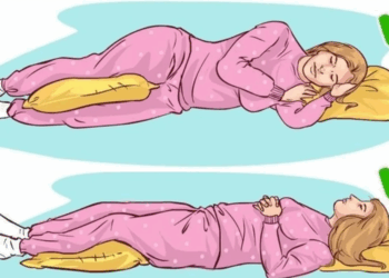 Personnes âgées : cette position de sommeil augmente le risque d’AVC