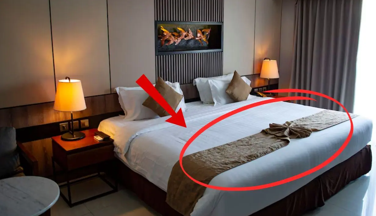 A quoi servent les tissus posés sur les lits dans les hôtels ? 4 A quoi servent les tissus posés sur les lits dans les hôtels ? Capture decran 2025 10 28 225847