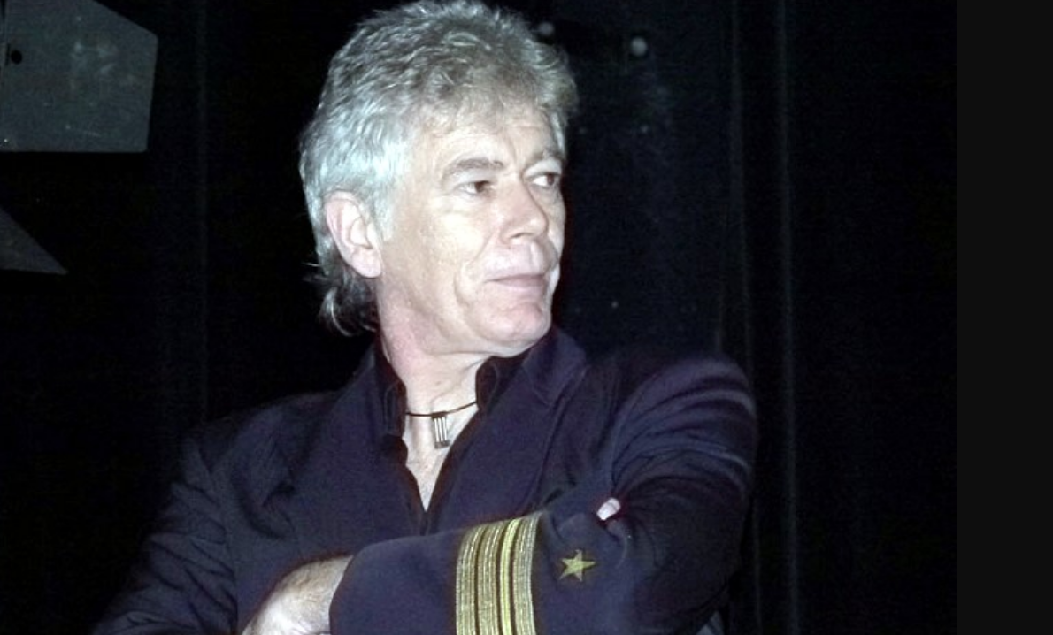 "Rejoindre ta petite Mimie partie deux heures avant toi..." : Ce chanteur star des années 1980 nous a quittés à 67 ans, il en a fait rire plus d'un 3 "Rejoindre ta petite Mimie partie deux heures avant toi..." : Ce chanteur star des années 1980 nous a quittés à 67 ans, il en a fait rire plus d'un Capture decran 2025 10 29 134343