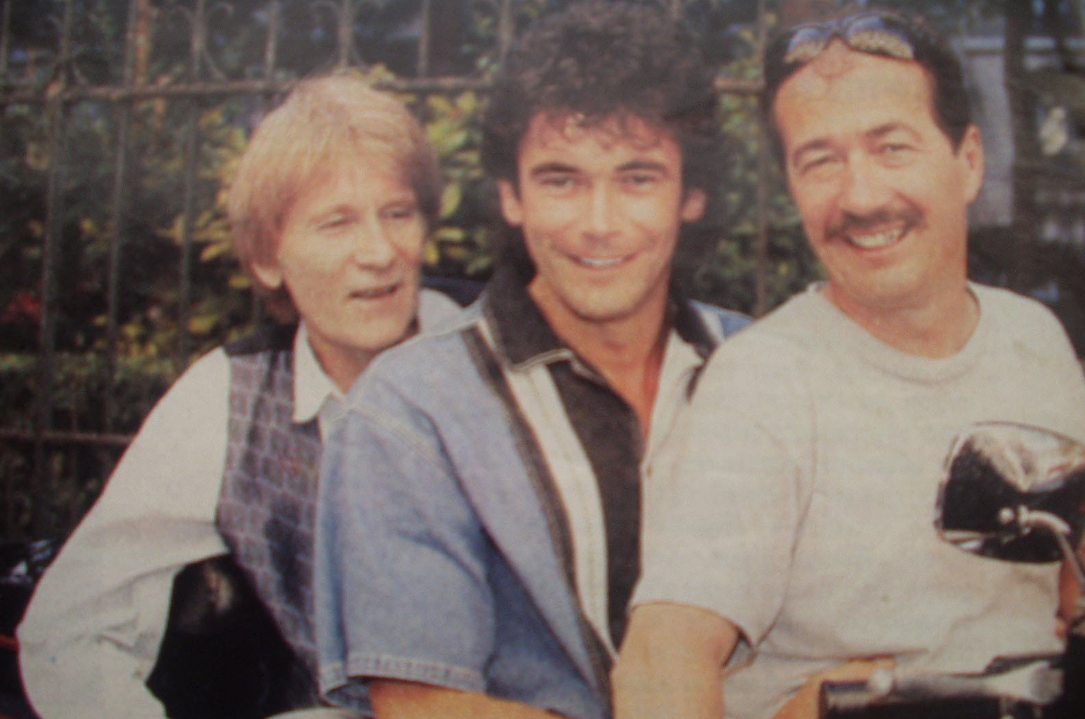 "Rejoindre ta petite Mimie partie deux heures avant toi..." : Ce chanteur star des années 1980 nous a quittés à 67 ans, il en a fait rire plus d'un 4 "Rejoindre ta petite Mimie partie deux heures avant toi..." : Ce chanteur star des années 1980 nous a quittés à 67 ans, il en a fait rire plus d'un Capture decran 2025 10 29 134351