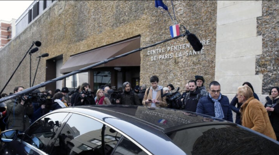 Nicolas Sarkozy : "Il s'est écroulé", malaise en plein footing, vives inquiétudes sur la santé passée du président en prison 3 Nicolas Sarkozy : "Il s'est écroulé", malaise en plein footing, vives inquiétudes sur la santé passée du président en prison Nicolas Sarkozy : « Il s’est écroulé », malaise en plein footing, vives inquiétudes sur la santé passée du président en prison