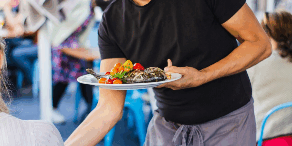 Il se filmait en train d’uriner dans les assiettes des clients : un serveur de 21 ans condamné 5 Il se filmait en train d’uriner dans les assiettes des clients : un serveur de 21 ans condamné Il se filmait en train d’uriner dans les assiettes des clients : un serveur de 21 ans condamné