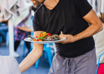 Il se filmait en train d’uriner dans les assiettes des clients : un serveur de 21 ans condamné