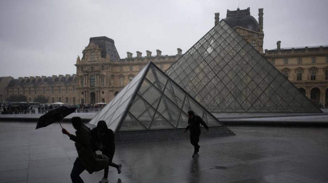 Cambriolage au Louvre: cinq nouvelles interpellations ce mercredi soir 4 Cambriolage au Louvre: cinq nouvelles interpellations ce mercredi soir Capture decran 2025 10 30 140136