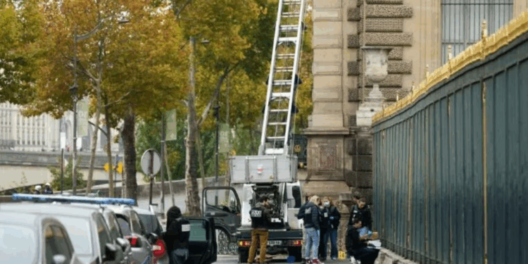Cambriolage au Louvre: cinq nouvelles interpellations ce mercredi soir 1 Cambriolage au Louvre: cinq nouvelles interpellations ce mercredi soir Capture decran 2025 10 30 140142