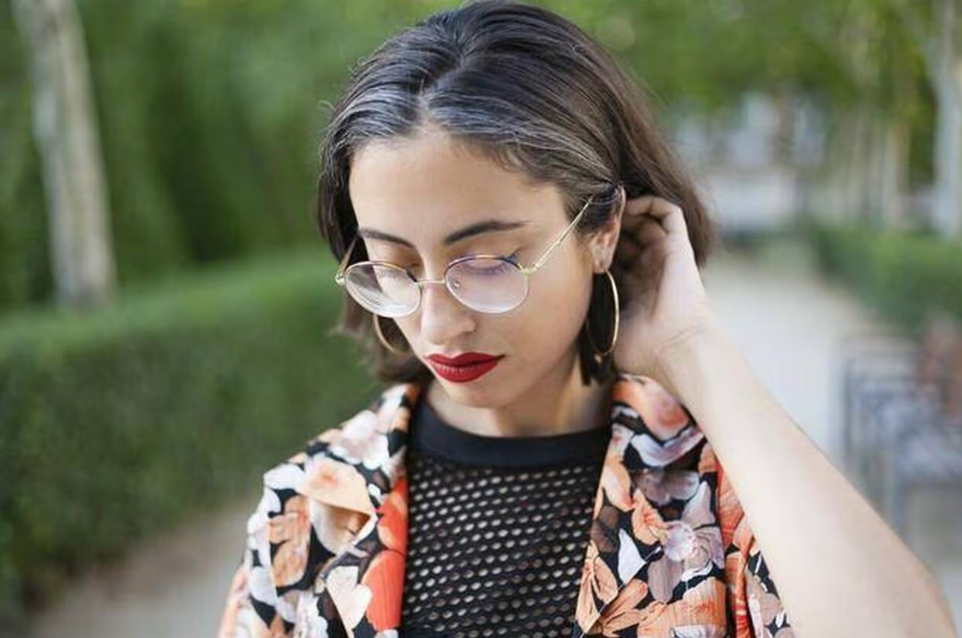 Pourquoi les jeunes ont-ils des cheveux blancs de plus en plus tôt ? 2 Pourquoi les jeunes ont-ils des cheveux blancs de plus en plus tôt ? Capture decran 2025 10 30 144033