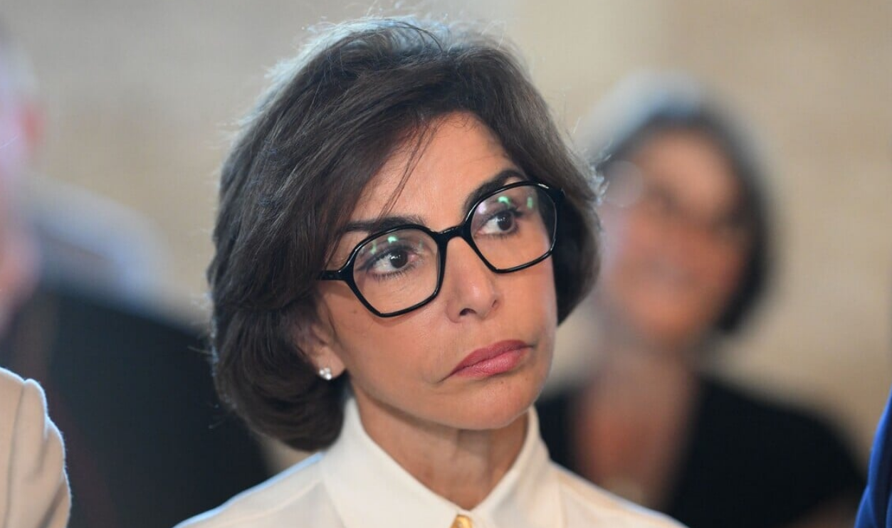 Carla Bruni envoie une pique à Rachida Dati: "Tu aurais bien aimé que ma chambre soit la tienne..." 2 Carla Bruni envoie une pique à Rachida Dati: "Tu aurais bien aimé que ma chambre soit la tienne..." Capture decran 2025 10 30 194120