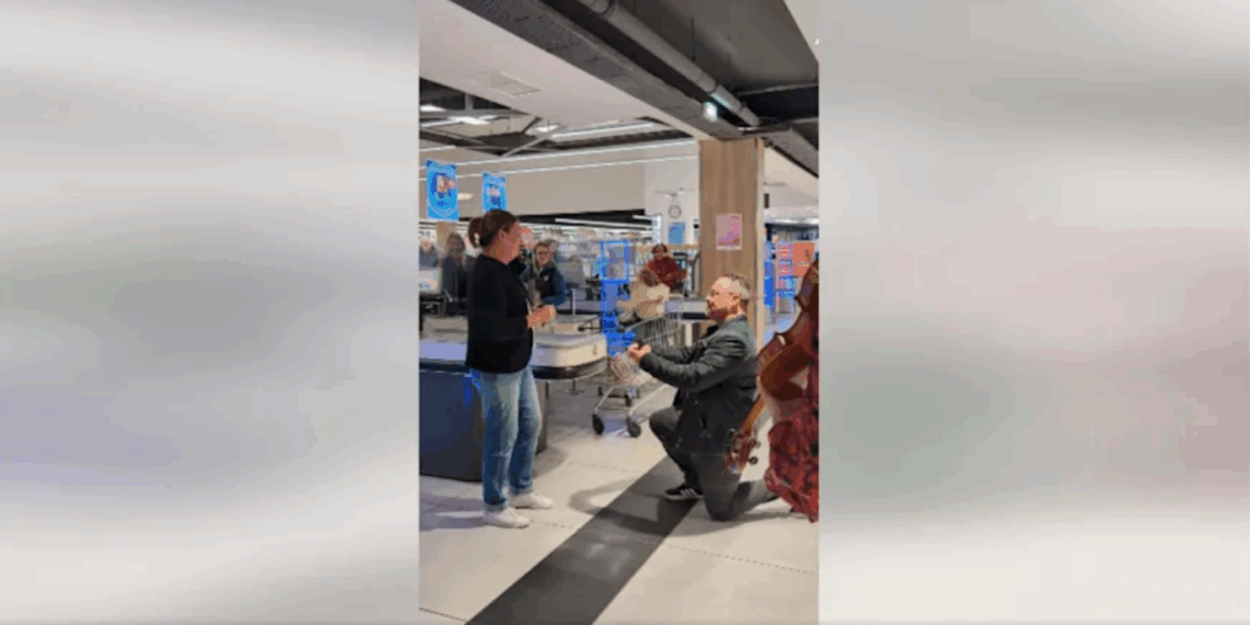 Vidéo: "Je voulais quelque chose de romantique": il demande en mariage sa femme au Leclerc d'Yvetot 4 Vidéo: "Je voulais quelque chose de romantique": il demande en mariage sa femme au Leclerc d'Yvetot Vidéo: « Je voulais quelque chose de romantique »: il demande en mariage sa femme au Leclerc d’Yvetot