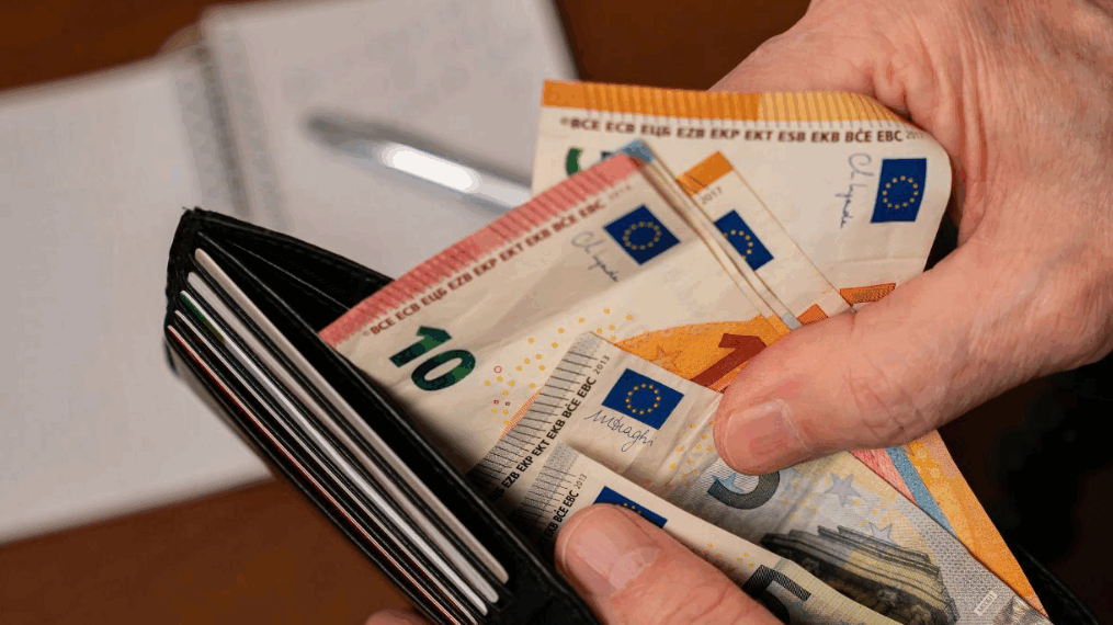 En 2025, si vous touchez moins que ce salaire tous les mois, vous êtes considéré comme "pauvre" en France 4 En 2025, si vous touchez moins que ce salaire tous les mois, vous êtes considéré comme "pauvre" en France En 2025, si vous touchez moins que ce salaire tous les mois, vous êtes considéré comme « pauvre » en France