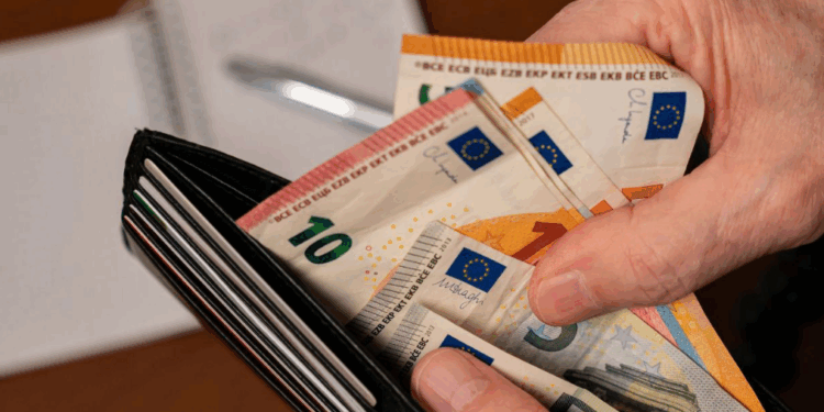 En 2025, si vous touchez moins que ce salaire tous les mois, vous êtes considéré comme "pauvre" en France 1 En 2025, si vous touchez moins que ce salaire tous les mois, vous êtes considéré comme "pauvre" en France Capture decran 2025 10 31 181001