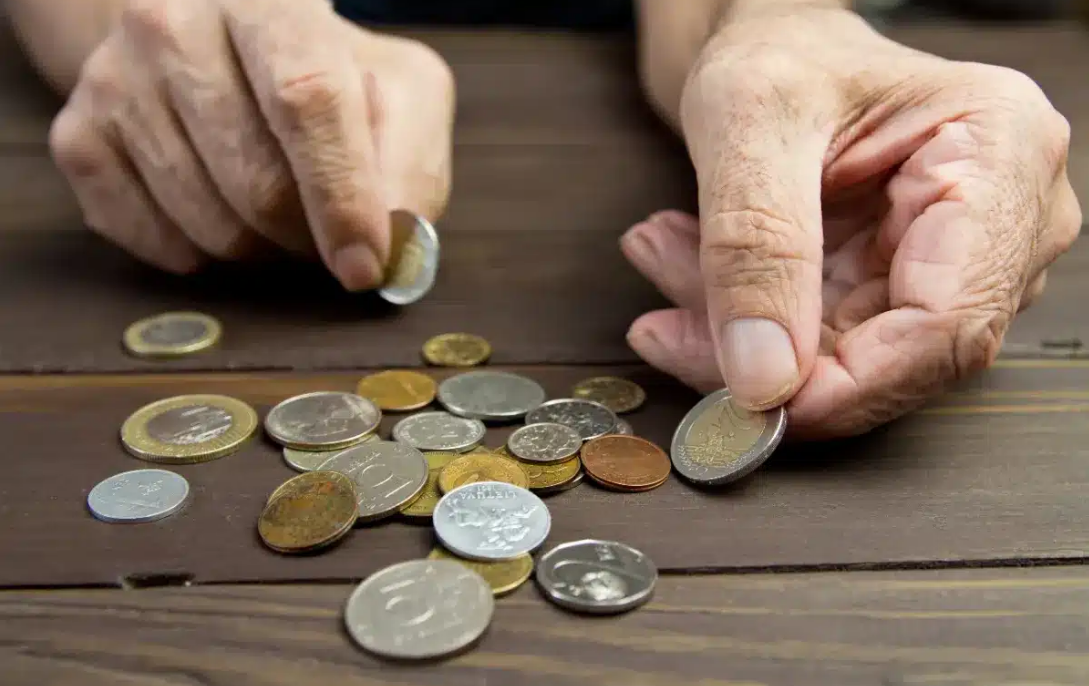 En 2025, si vous touchez moins que ce salaire tous les mois, vous êtes considéré comme "pauvre" en France 4 En 2025, si vous touchez moins que ce salaire tous les mois, vous êtes considéré comme "pauvre" en France Capture decran 2025 10 31 181023