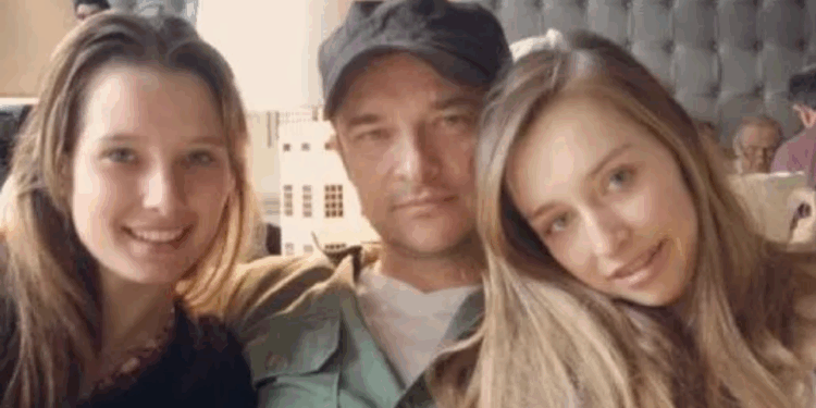 Emma et Ilona Smet jeunes mamans : leur père David Hallyday troublé, “Au début, ça m’a…” 1 Emma et Ilona Smet jeunes mamans : leur père David Hallyday troublé, “Au début, ça m’a…” Capture decran 2025 10 31 232159