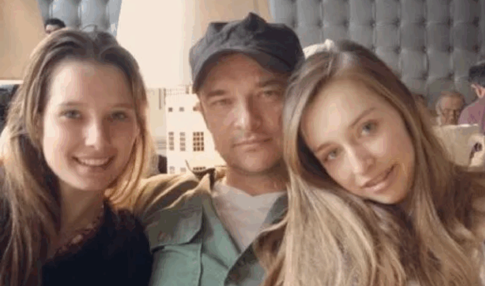 Emma et Ilona Smet jeunes mamans : leur père David Hallyday troublé, “Au début, ça m’a…” 4 Emma et Ilona Smet jeunes mamans : leur père David Hallyday troublé, “Au début, ça m’a…” Emma et Ilona Smet jeunes mamans : leur père David Hallyday troublé, “Au début, ça m’a…”