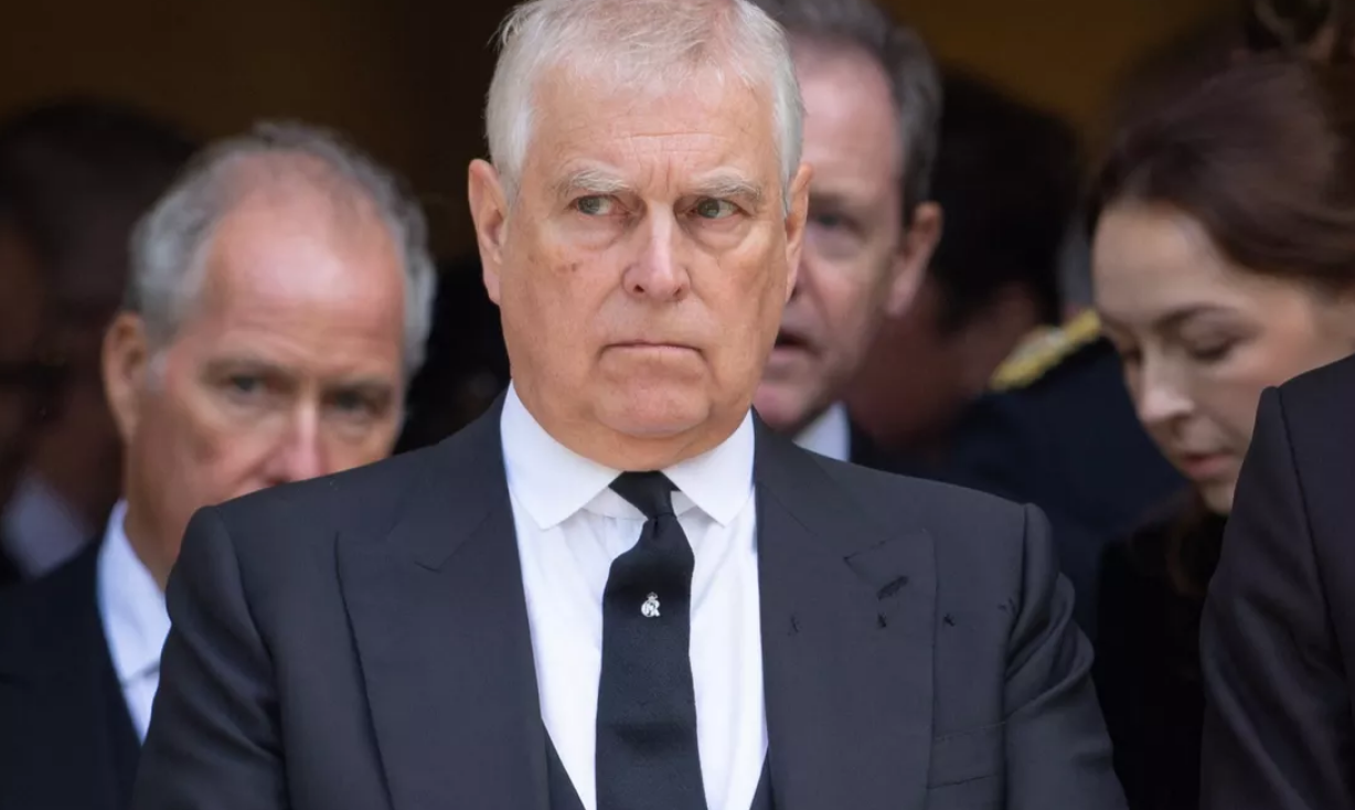 Coup de tonnerre ! Le prince Andrew privé de ses titres et viré du Royal Lodge 2 Coup de tonnerre ! Le prince Andrew privé de ses titres et viré du Royal Lodge Capture decran 2025 11 01 012729