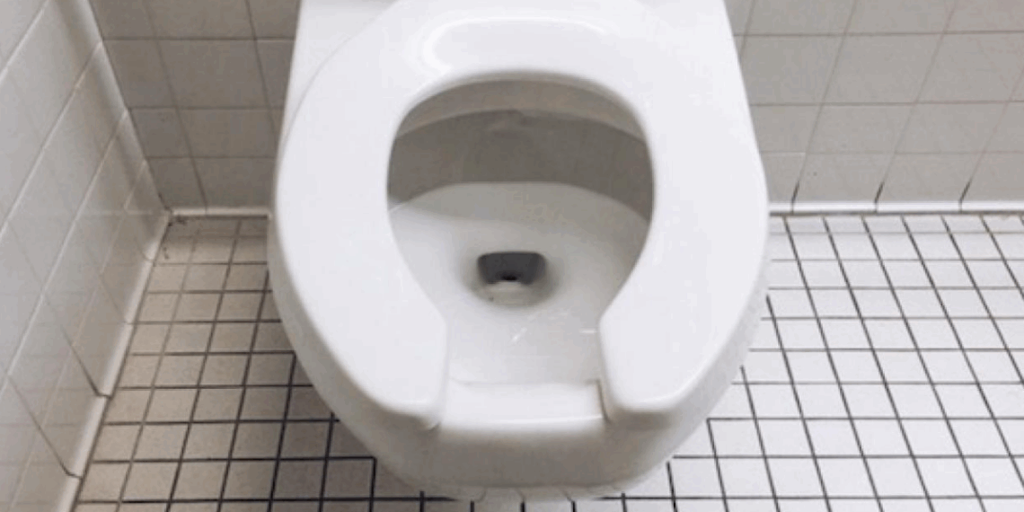 Pourquoi les toilettes pour femme ont un espace vide devant aux États-Unis ?