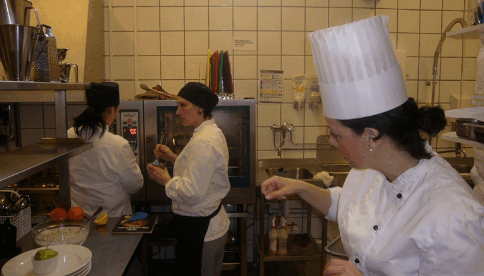 Restaurant : un employé condamné à 11 ans de prison pour des actes répugnants sur la nourriture…