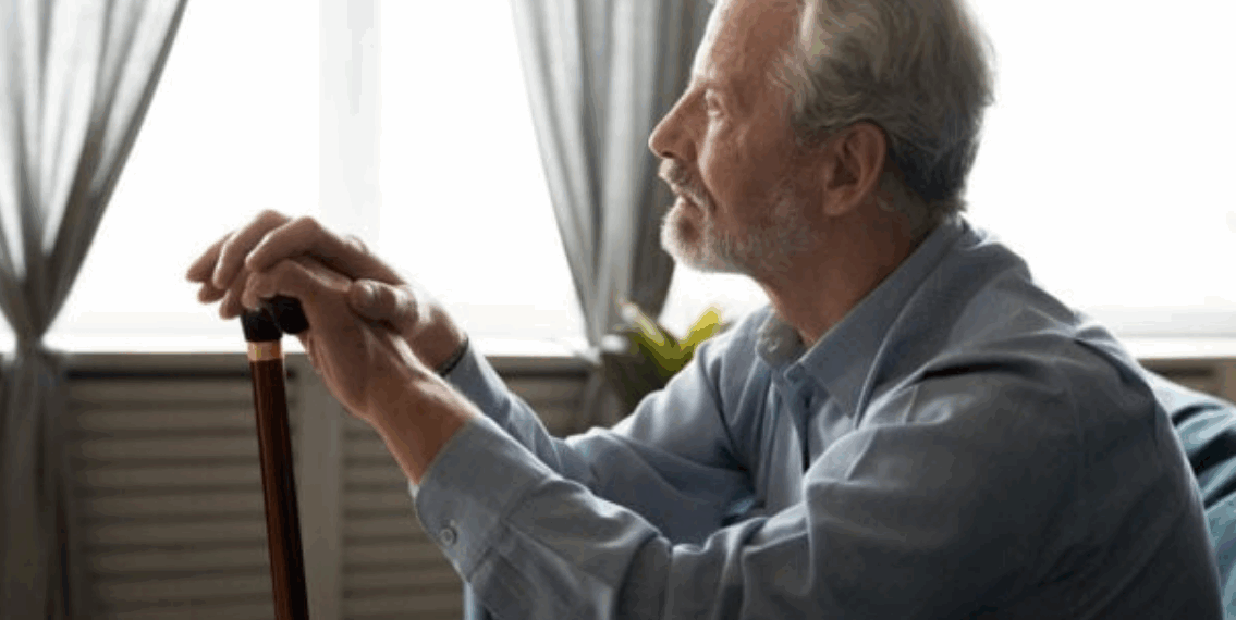 Il héberge son beau-père 20 ans… Mais à son décès, un appel d’avocat bouleverse tout !