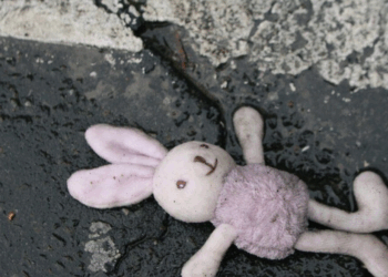 "Prends ton doudou et dégage"… Elle abandonne son fils de 9 ans parce qu’il est... 1 "Prends ton doudou et dégage"… Elle abandonne son fils de 9 ans parce qu’il est... « Prends ton doudou et dégage »… Elle abandonne son fils de 9 ans parce qu’il est…