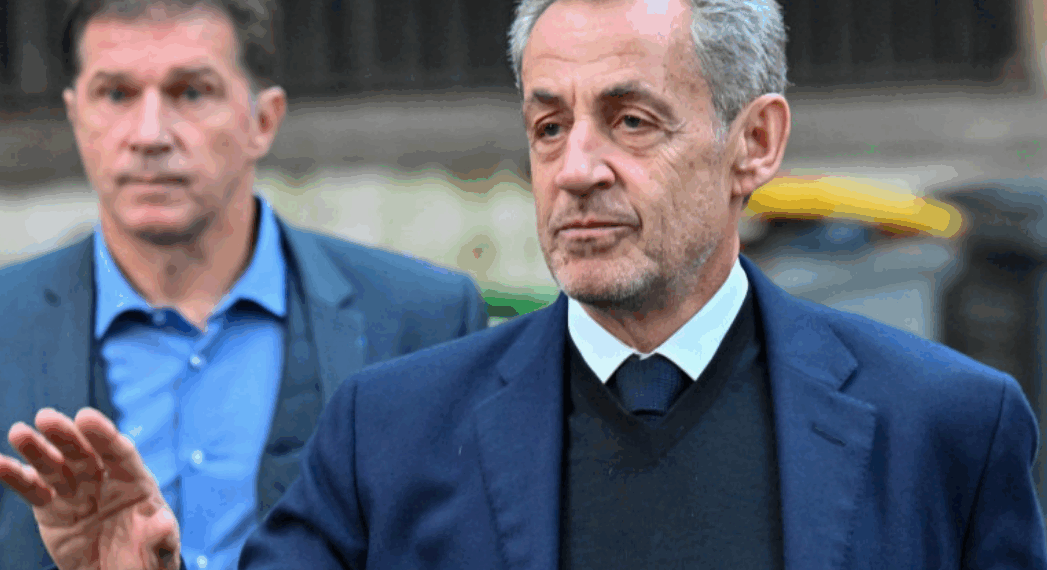 « Ils n’ont jamais vu ça » : à la prison de la Santé, Nicolas Sarkozy reçoit des lettres… et autre chose.