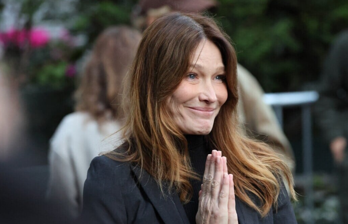 Exit Nicolas Sarkozy, Carla Bruni met le feu avec son corset Victoria's Secret et sa lingerie en dentelles 2 Exit Nicolas Sarkozy, Carla Bruni met le feu avec son corset Victoria's Secret et sa lingerie en dentelles Capture decran 2025 11 05 202658