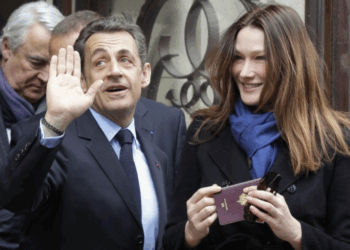 Exit Nicolas Sarkozy, Carla Bruni met le feu avec son corset Victoria's Secret et sa lingerie en dentelles 8 Exit Nicolas Sarkozy, Carla Bruni met le feu avec son corset Victoria's Secret et sa lingerie en dentelles Exit Nicolas Sarkozy, Carla Bruni met le feu avec son corset Victoria’s Secret et sa lingerie en dentelles