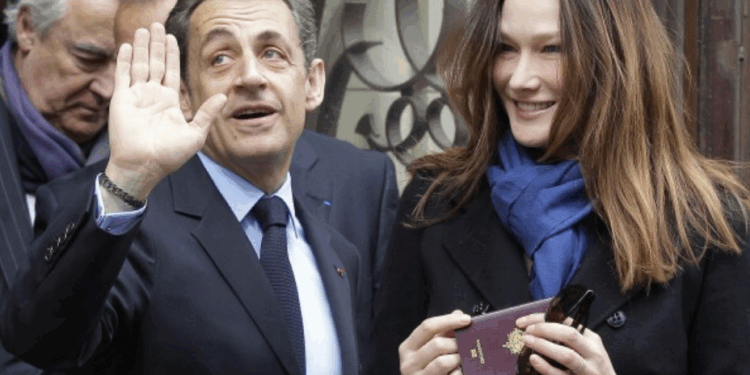 Exit Nicolas Sarkozy, Carla Bruni met le feu avec son corset Victoria's Secret et sa lingerie en dentelles 1 Exit Nicolas Sarkozy, Carla Bruni met le feu avec son corset Victoria's Secret et sa lingerie en dentelles Capture decran 2025 11 05 202719