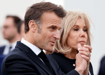 "Brigitte va être jalouse" : Emmanuel Macron très proche d'une Brésilienne, elle lui colle d'un peu trop près 1 "Brigitte va être jalouse" : Emmanuel Macron très proche d'une Brésilienne, elle lui colle d'un peu trop près « Brigitte va être jalouse » : Emmanuel Macron très proche d’une Brésilienne, elle lui colle d’un peu trop près