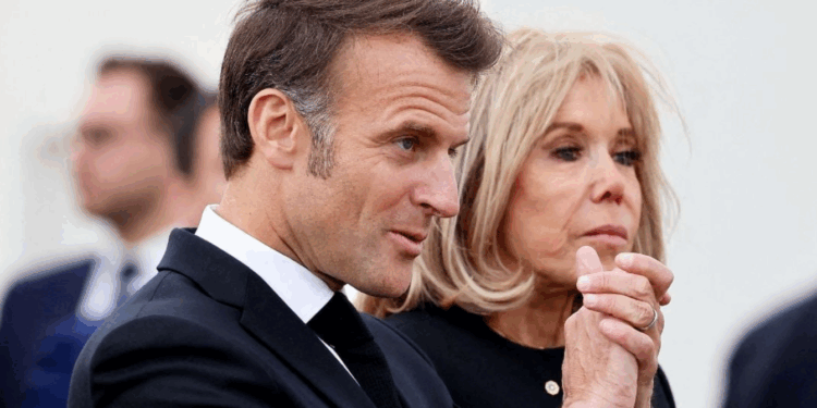 "Brigitte va être jalouse" : Emmanuel Macron très proche d'une Brésilienne, elle lui colle d'un peu trop près 1 "Brigitte va être jalouse" : Emmanuel Macron très proche d'une Brésilienne, elle lui colle d'un peu trop près Capture decran 2025 11 07 144829