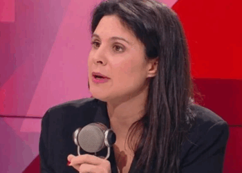 A 45 ans, Apolline de Malherbe met tout le monde d’accord avec sa jupe en cuir fendue et ses bas-résille