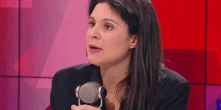 A 45 ans, Apolline de Malherbe met tout le monde d'accord avec sa jupe en cuir fendue et ses bas-résille 1 A 45 ans, Apolline de Malherbe met tout le monde d'accord avec sa jupe en cuir fendue et ses bas-résille Capture decran 2025 11 07 155605