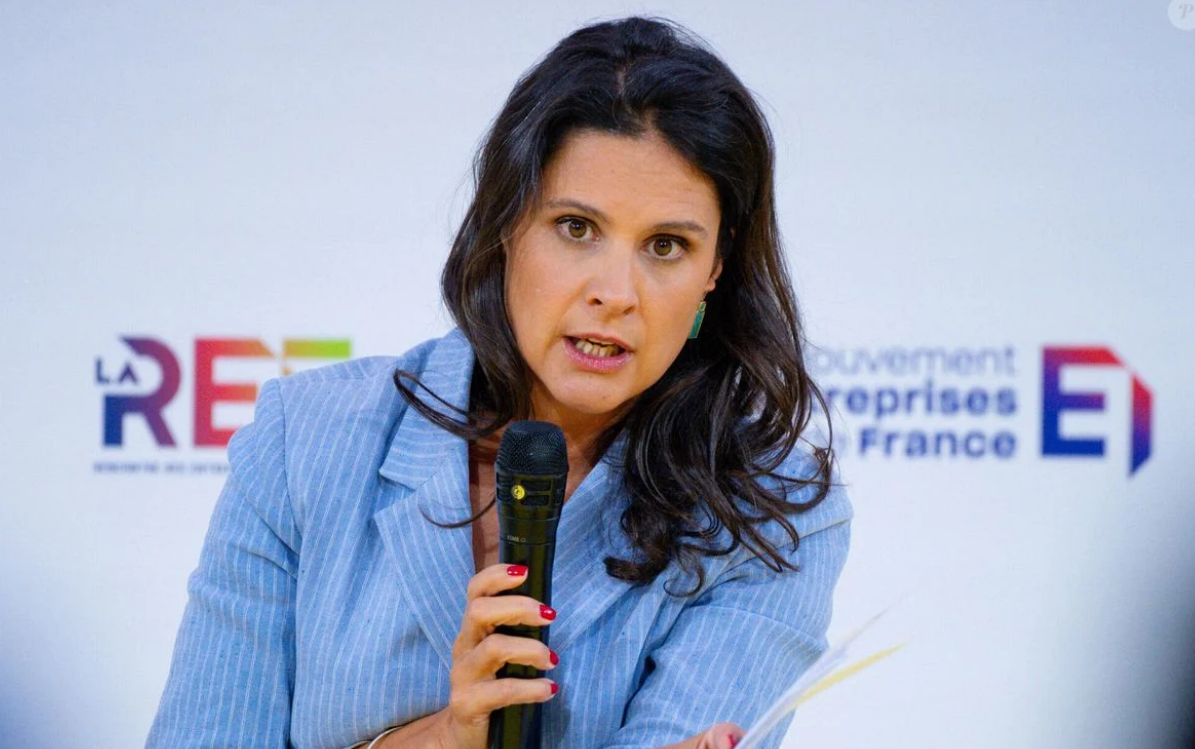 A 45 ans, Apolline de Malherbe met tout le monde d'accord avec sa jupe en cuir fendue et ses bas-résille 2 A 45 ans, Apolline de Malherbe met tout le monde d'accord avec sa jupe en cuir fendue et ses bas-résille Capture decran 2025 11 07 155621