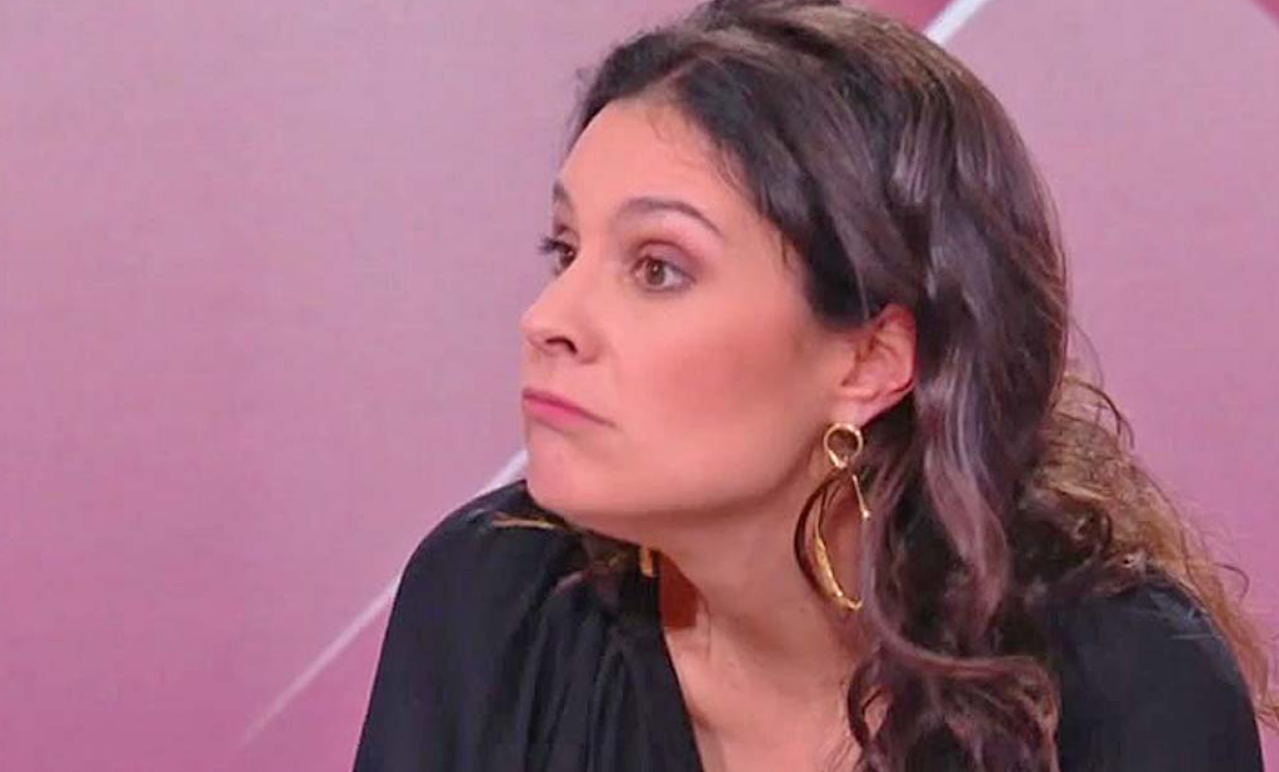 A 45 ans, Apolline de Malherbe met tout le monde d'accord avec sa jupe en cuir fendue et ses bas-résille 3 A 45 ans, Apolline de Malherbe met tout le monde d'accord avec sa jupe en cuir fendue et ses bas-résille Capture decran 2025 11 07 155628