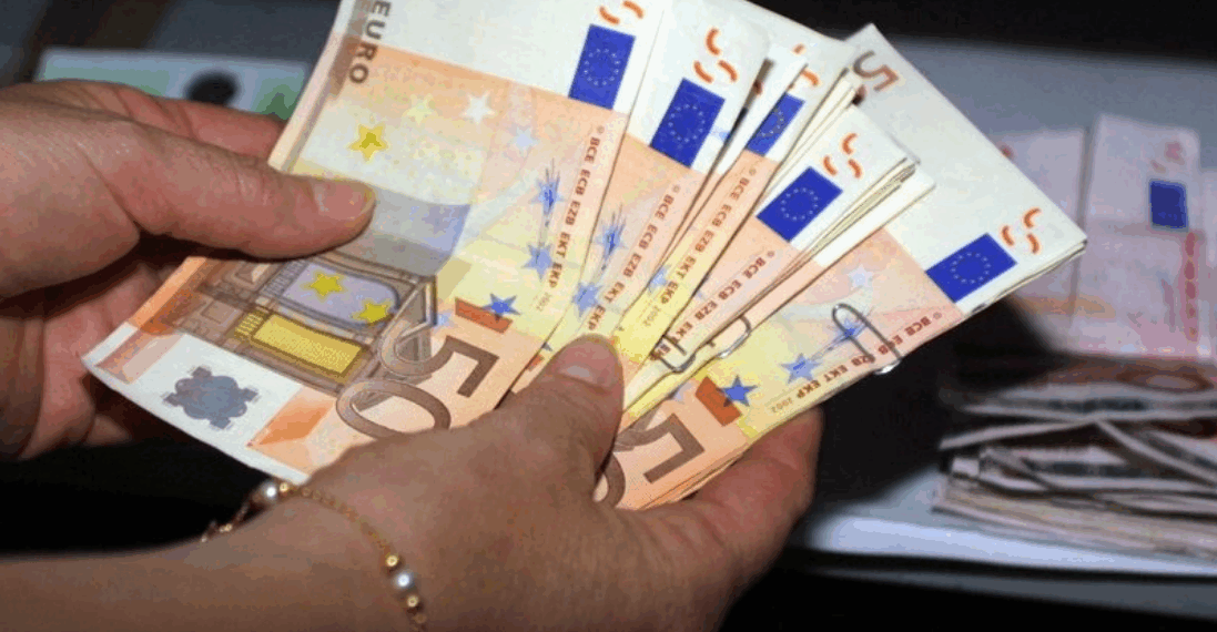 Un papy de 95 ans voulait déshériter ses enfants… Ce qu’il advient de ses 147 000 € surprend