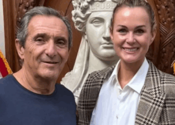 Laeticia Hallyday à nouveau en couple avec un homme d’affaires de 20 ans son aîné : qui est Serge Varsano, à la tête d’un grand groupe français ?