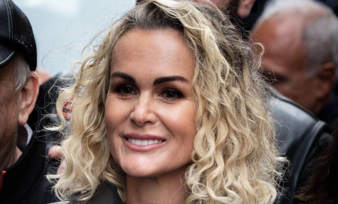 Laeticia Hallyday à nouveau en couple avec un homme d'affaires de 20 ans son aîné : qui est Serge Varsano, à la tête d'un grand groupe français ? 4 Laeticia Hallyday à nouveau en couple avec un homme d'affaires de 20 ans son aîné : qui est Serge Varsano, à la tête d'un grand groupe français ? Capture decran 2025 11 10 112931