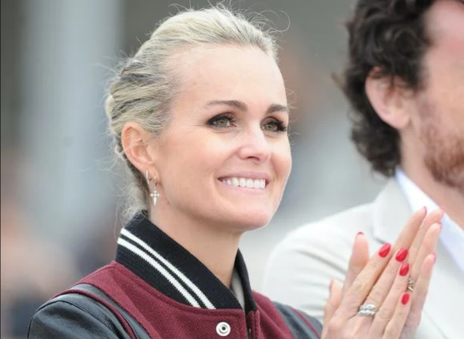 Laeticia Hallyday à nouveau en couple avec un homme d'affaires de 20 ans son aîné : qui est Serge Varsano, à la tête d'un grand groupe français ? 3 Laeticia Hallyday à nouveau en couple avec un homme d'affaires de 20 ans son aîné : qui est Serge Varsano, à la tête d'un grand groupe français ? Capture decran 2025 11 10 112941