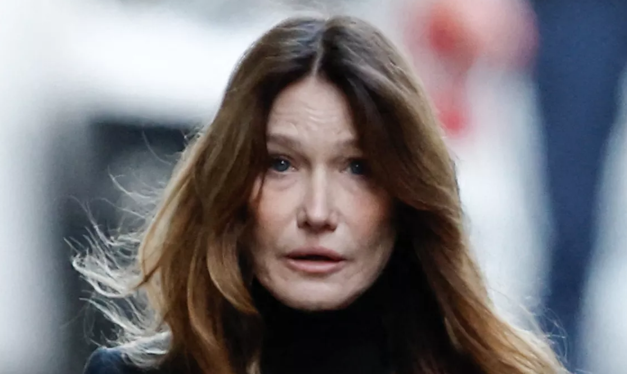 Carla Bruni ulcérée : qui est “Mouchard”, ce célèbre journaliste cible d’un cinglant SMS de l’ex-Première dame ? 2 Carla Bruni ulcérée : qui est “Mouchard”, ce célèbre journaliste cible d’un cinglant SMS de l’ex-Première dame ? Capture decran 2025 11 10 115642