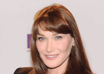 Carla Bruni ulcérée : qui est “Mouchard”, ce célèbre journaliste cible d’un cinglant SMS de l’ex-Première dame ?
