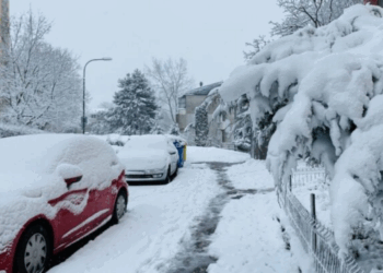 C’est confirmé, la neige arrive en France : un salarié peut-il exercer son droit de retrait en cas de verglas ? Ce que dit la loi