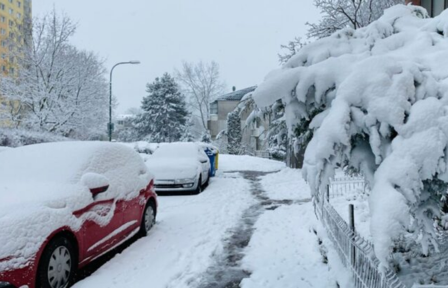C’est confirmé, la neige arrive en France : un salarié peut-il exercer son droit de retrait en cas de verglas ? Ce que dit la loi